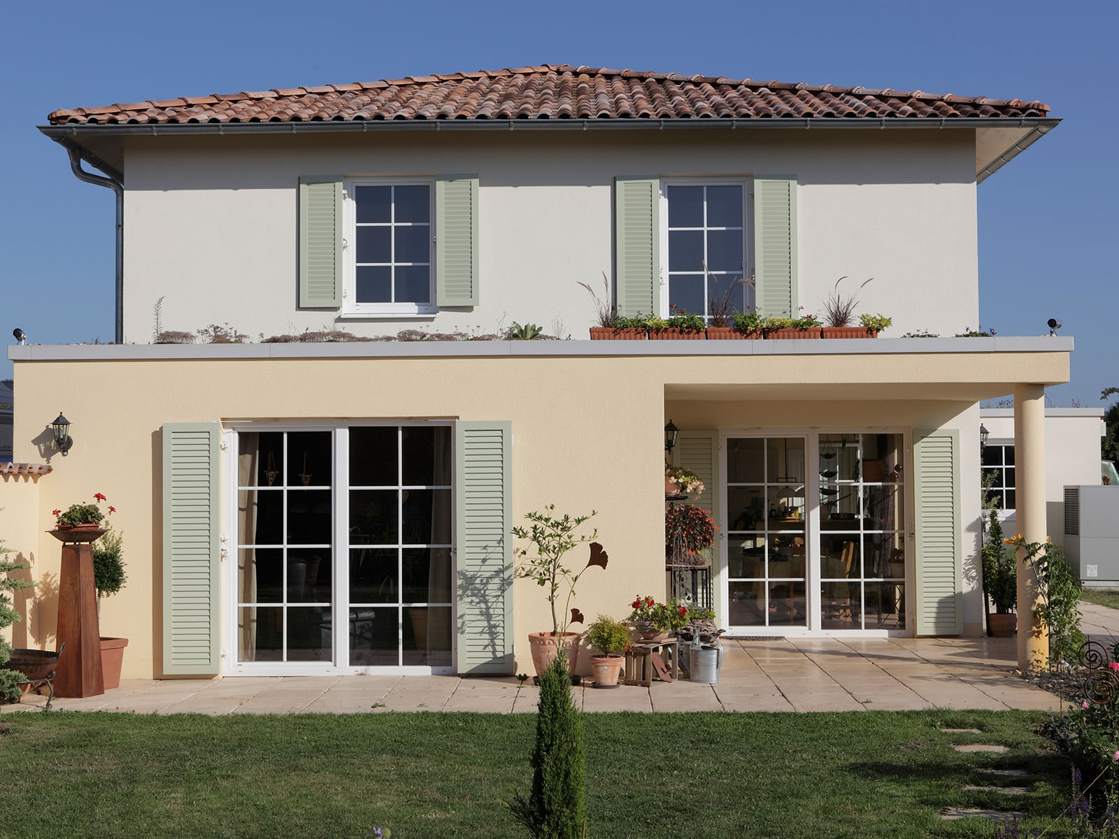 Einhaus mit grünen Fensterläden als Beispiel für Fenstersanierung und Einbau in Erkelenz.
