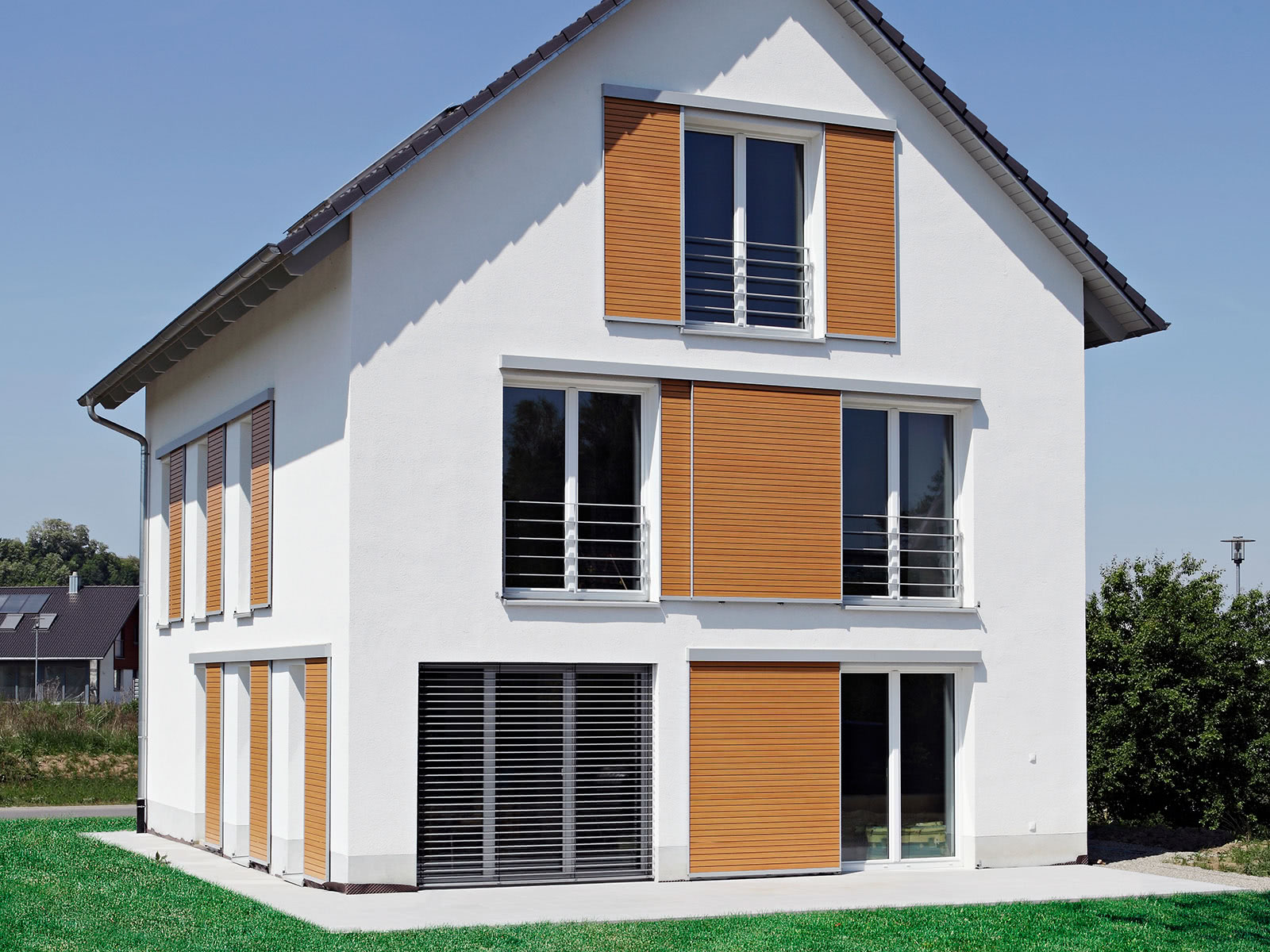Ein Einfamilienhaus mit Schiebeläden als Beispiel für Fenstersanierung und Einbau in Erkelenz.